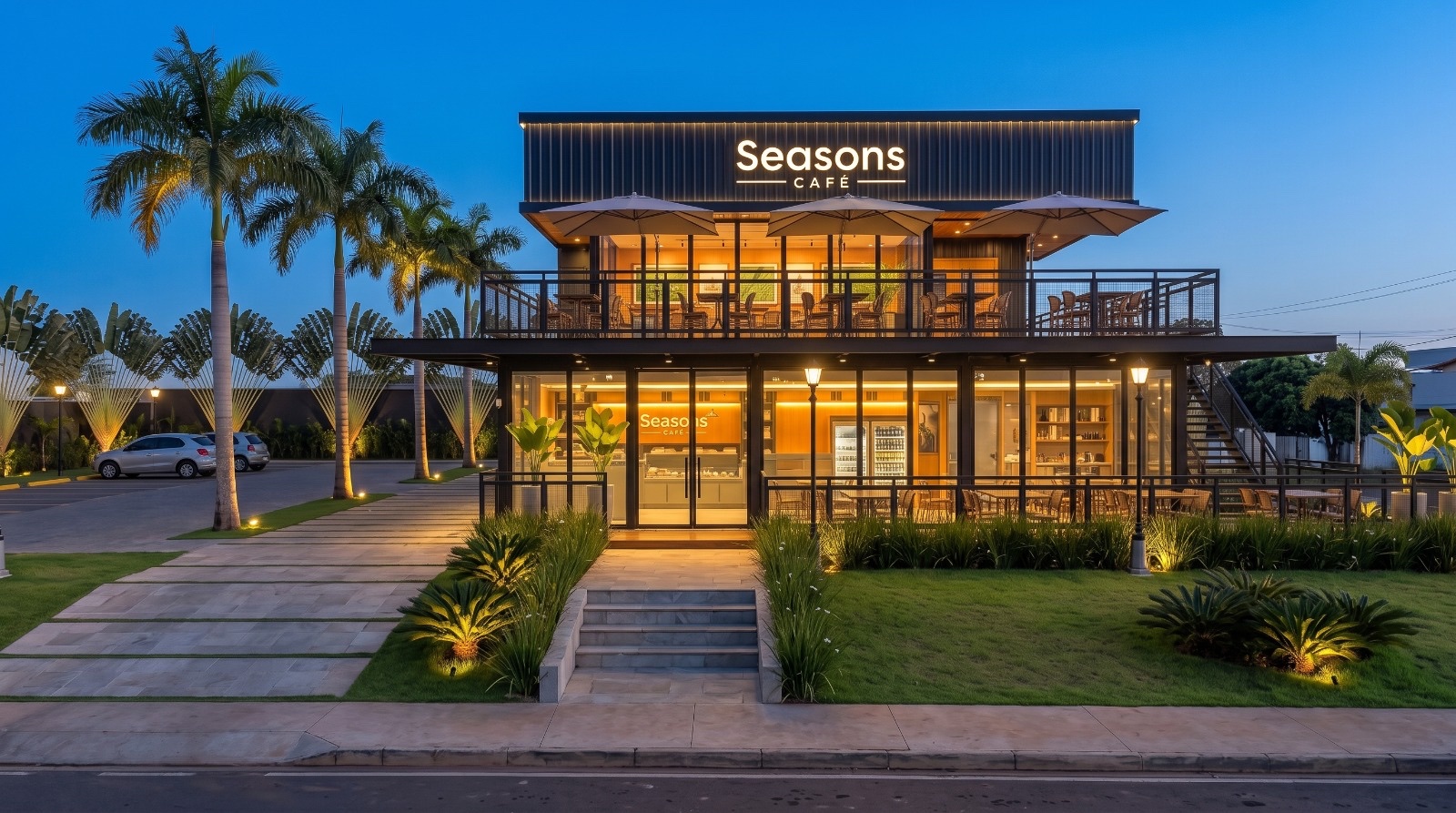 Seasons Café ao entardecer: no térreo o café e, no andar superior, o Seasons Terrace a céu aberto com guarda-sóis